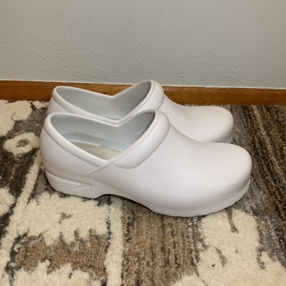 Women’s Slip-Resistant Nurse Clogs - Picture 7 of 8